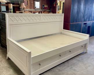 DAYBED WITH TRUNDLE