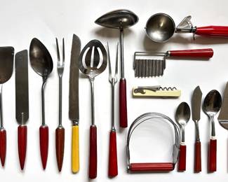 16 Vintage Bakelite Kitchen Utencils & Tools Lot #: 63