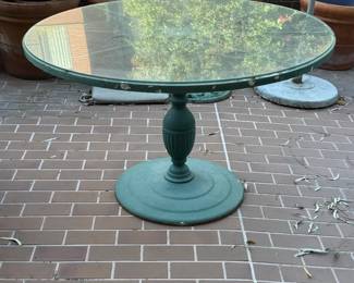 round patio table