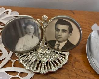 nice vintage picture stand