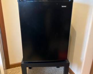 120 V Kenmore Mini Refrigerator With Table Stand