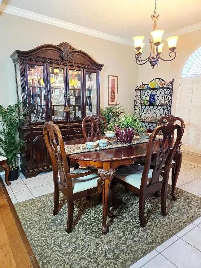 Beautiful Dining Table with 6 Chairs and a Full Table Pad
