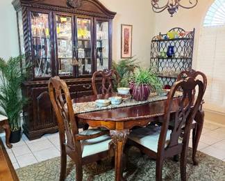 Beautiful Dining Table with 6 Chairs and a Full Table Pad