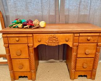 Virginia House Dresser / has mirror