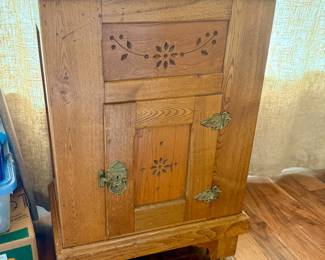 Antique Ice Box w/ wire shelf