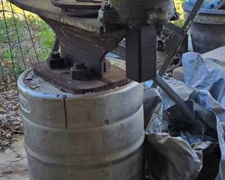 This is a cool contraction! Beer Keg base with Anvel Mounted the Vise mounted to anvel