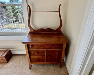 Antique wash stand... Removable backsplash.  Nice condition.