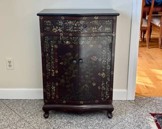 Foyer chest, decorative, nice condition!