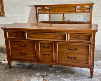 Serviceable chest with wall mirror