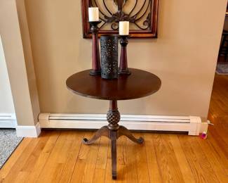 Side table, a bit of the decor... more to be added!