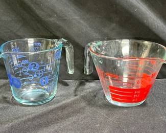 2 VTG Pyrex Glass Measuring Cups