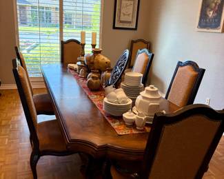 Beautiful Dining table with 8 chairs and 36” leaf