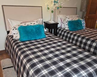 2 twin beds