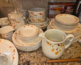 Halls Autumn leaf dish set