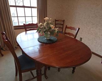 Antique dining table, 4 leaves, drops down