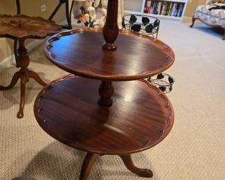 Vintage 3 tier pie crust table, mahogany early 20th century $75