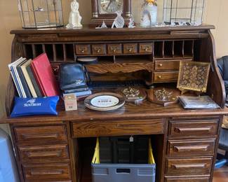 Oak Creek by Riverside Roll Top Desk in fabulous condition