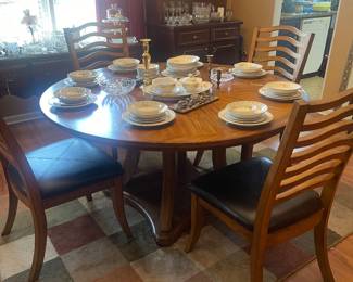 Round Dining Table w/4 Chairs
