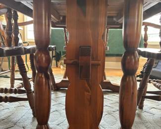 Beautiful wood dining room table with 6 chairs, 2 leaves