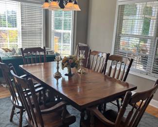 Beautiful wood dining room table with 6 chairs, 2 leaves