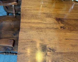 Beautiful wood dining room table with 6 chairs, 2 leaves