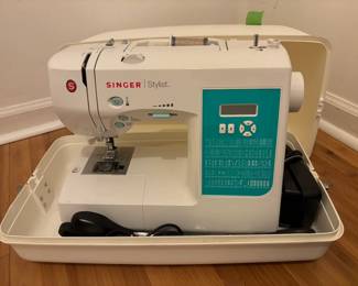 Singer Stylist Sewing Machine and Carrying case