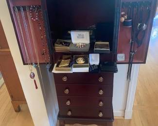 Queen Ann Stley Mahogany Jewlery Box 