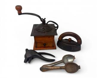 31 CastIronBearNutcrackerCoffeeGrinderSadIronPewterSpoon