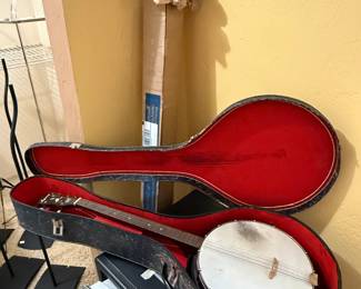 Harmony Reso-Tone 4-string banjo w/case