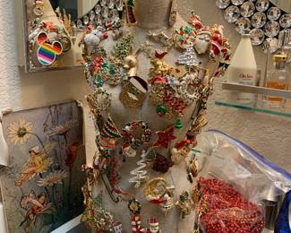 Christmas Brooch Mannequin (Sold as a Single Piece)