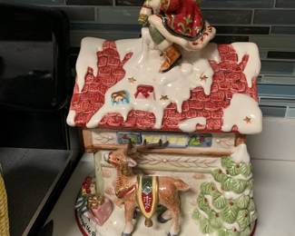 Fitz and Floyd "Up on the Rooftop" Cookied Jar