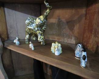 Lots of knick knacks and collectables 