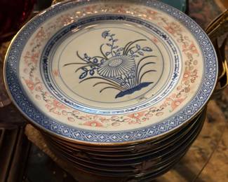 Large set with soup bowls and spoons 