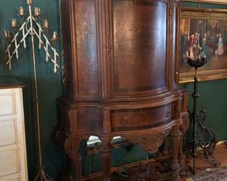 China cabinet or enclosed cabinet 
