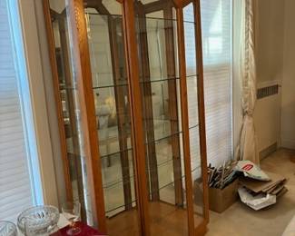 lighted curio in excellent condition