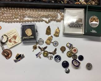 ANTIQUE AND VINTAGE JEWELRY Rings, brooches, necklaces, pins and pearls