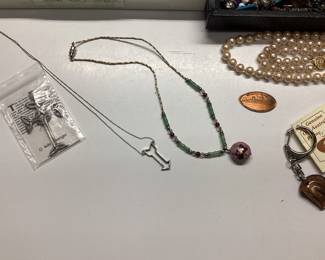 ANTIQUE AND VINTAGE JEWELRY Rings, brooches, necklaces, pins and pearls