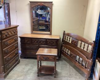 5 PIECE SUMTER CABINETS CO. BEDROOM SUITE, DRESSER, MIRROR, CHEST OF DRAWERS, QUEEN BED AND SIDE TABLE NO SHIPPING PICKUP ONLY