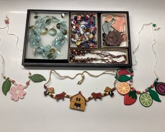 ANTIQUE AND VINTAGE JEWELRY Rings, brooches, necklaces, pins and pearls