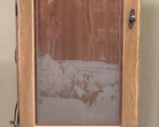 8 SLOT WOODEN GUN CABINET WITH DEER SCENE ETCHED GLASS NO KEYS