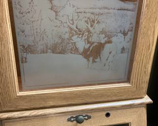 8 SLOT WOODEN GUN CABINET WITH DEER SCENE ETCHED GLASS NO KEYS