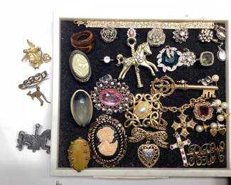ANTIQUE AND VINTAGE JEWELRY Rings, brooches, necklaces, pins and pearls