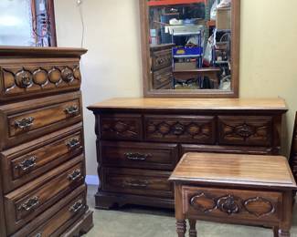 5 PIECE SUMTER CABINETS CO. BEDROOM SUITE, DRESSER, MIRROR, CHEST OF DRAWERS, QUEEN BED AND SIDE TABLE NO SHIPPING PICKUP ONLY