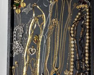ANTIQUE AND VINTAGE JEWELRY Rings, brooches, necklaces, pins and pearls