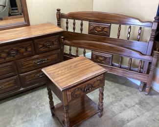 5 PIECE SUMTER CABINETS CO. BEDROOM SUITE, DRESSER, MIRROR, CHEST OF DRAWERS, QUEEN BED AND SIDE TABLE NO SHIPPING PICKUP ONLY