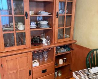 China hutch à la craftsman style
