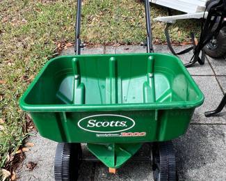Scotts SpeedyGreen 3000 Broadcast Spreader