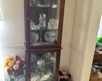Lighted display cabinet