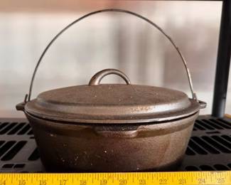 Cast iron pot with lid and handle