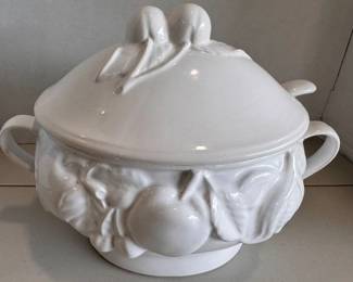 Soup tureen